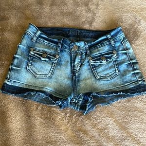 Wallflower Stretchy Denim MidRise Shorts with Pockets and Zip Closure, Size 9.